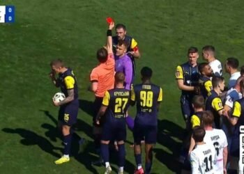 Калюжный был удалён в матче с «Колосом» и теперь пропустит игру «Металлиста 1925» против «Динамо» (ВИДЕО)