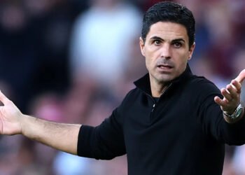 Гэри Невилл: «Впервые в этом сезоне я скажу, что ленты на кубке Премьер-лиги будут синего цвета»