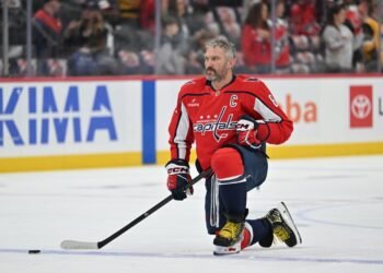 Александр Овечкин посетил магазин коллекционных карточек и заказал несколько коробок