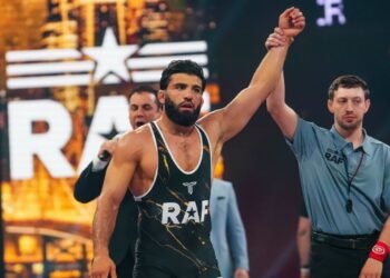 Царукян — машина! Переехал члена Зала славы UFC и выкинул его в зрительный зал