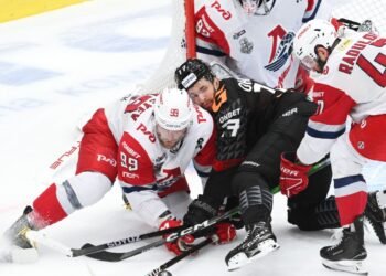 «Авангард» дома всухую победил «Локомотив» и находится в шаге от финала Кубка Гагарина