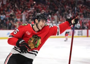 Две передачи Михеева не спасли «Чикаго» от домашнего поражения от «Виннипега»