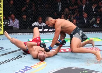 Вырубил Прохазку на одной ноге! Ульберг красиво стал чемпионом UFC