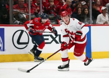 «Каролина» вновь обыграла «Оттаву» и повела 3-0 в серии плей-офф НХЛ