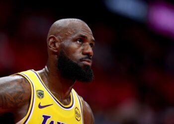 Леброн, ты — космос. «Лейкерс» почти пали, но Джеймс взял и вытащил всё!