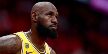 Леброн, ты — космос. «Лейкерс» почти пали, но Джеймс взял и вытащил всё!