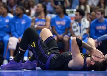 Лука Дончич пропустит остаток регулярки. Но награды возможны даже с 64 играми. Как?