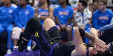 Лука Дончич пропустит остаток регулярки. Но награды возможны даже с 64 играми. Как?