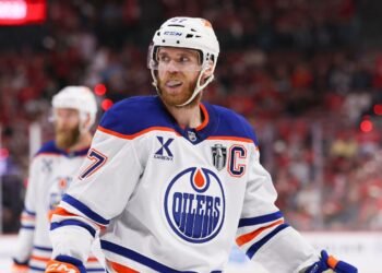 Макдэвид получил повреждение, вернулся и совершил ошибку во второй игре с «Анахаймом»