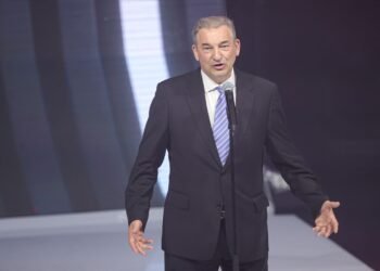 «На его месте я бы продолжил карьеру в НХЛ». Третьяк — об Овечкине