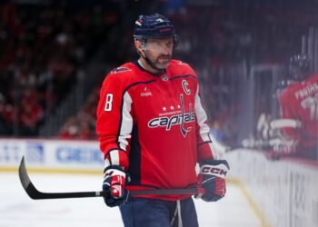 Овечкину подарили восемь кастомных клюшек с надписью 8 Forever