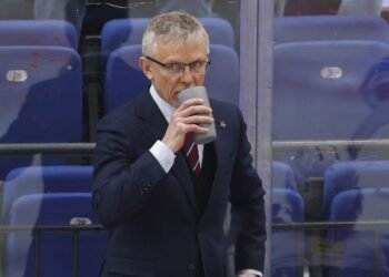 Плющев — о Ларионове: надо уметь переламывать матчи, причём харизмой, а не интервью