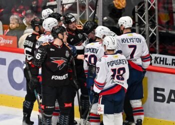 Президент КХЛ оценил словесные провокации игроков в серии «Авангарда» с «Нефтехимиком»