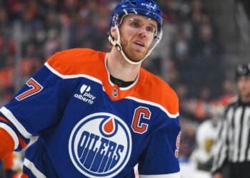 Шайба Подколзина и передача Макдэвида помогли «Эдмонтону» обыграть «Чикаго»