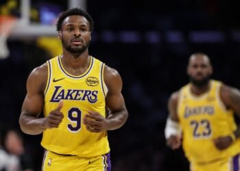 Шанс на миллион: как травмы лидеров «Лейкерс» открыли дверь для Бронни в плей-офф