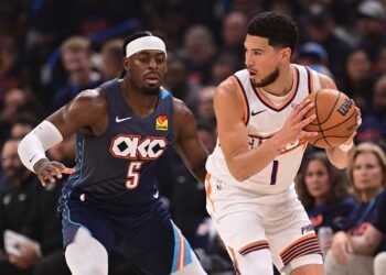 «Он просто ужасен». Скандал вокруг судейства после победы «Оклахомы» в матче с «Финиксом»