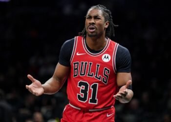 Скандальный игрок НБА проповедует на улице. После разрыва контракта ему явно нужна помощь