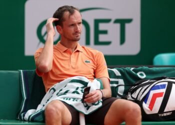 Стала известна сумма штрафа, который получил Медведев за сломанную ракетку в Монте-Карло