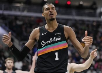 У Вембаньямы первая серьёзная награда в НБА. Виктор — самый юный и единогласный DPOY!