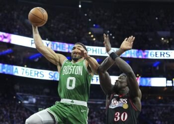 В нужную минуту Джейсон Тейтум зажёгся — за четвёртую четверть у него 11 очков!