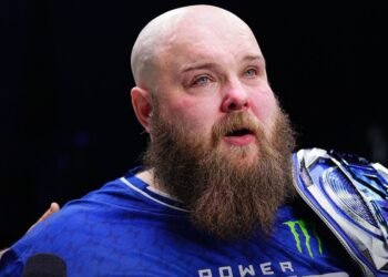 Пельмень победил в Power Slap! Огромный американец пытался прятаться от его пощёчин