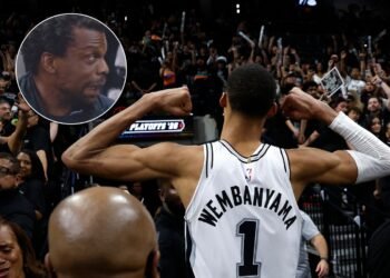 Вембаньяма выдал шедевр и продвинул «Сан-Антонио» дальше. Отец Виктора сиял от гордости!