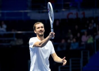 Юханссон подарил дочери Медведева мячик во время тренировки её отца в Мадриде