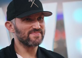 Овечкин заказал грузовой фургон для перевозки багажа после прилёта в Москву