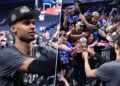 Вембаньяма дал фанатам «Сан-Антонио» прикоснуться к трофею MVP финала Запада. Видео