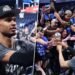 Вембаньяма дал фанатам «Сан-Антонио» прикоснуться к трофею MVP финала Запада. Видео