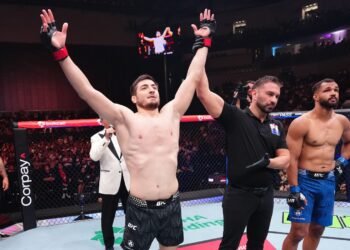 Яхьяев уничтожает полутяжёлый вес UFC. Нокаутировал американца за восемь секунд!