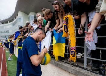 Более 5000 на трибунах: сборная Украины впервые за время войны встретилась с болельщиками (фото и видео)