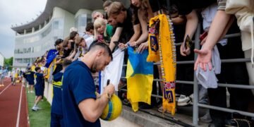 Более 5000 на трибунах: сборная Украины впервые за время войны встретилась с болельщиками (фото и видео)