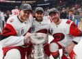 Российские хоккеисты «Каролины» принесли флаги РФ на чемпионский парад