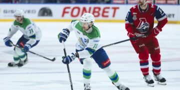 Защитник «Салавата Юлаева» Панин спас рыбаков, застрявших на лодке