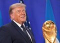 Трамп "похлопал" Кубок мира в VIP-ложе во время матча