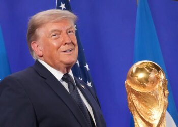 Трамп "похлопал" Кубок мира в VIP-ложе во время матча