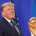 Трамп "похлопал" Кубок мира в VIP-ложе во время матча