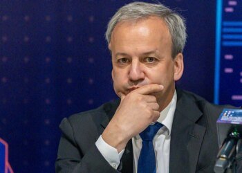 россиянин дворкович покинул пост президента FIDE из-за санкций ЕС