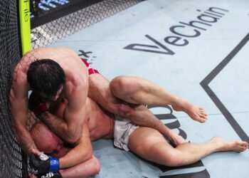 Гуськов проиграл худшим способом. Провальный бой под странные подсказки тренера