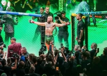 Скандал в UFC: Макгрегор требует аннулировать бой с Холловеем