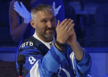 Каменский: хотелось бы видеть Овечкина в КХЛ, такие игроки приносят большой опыт