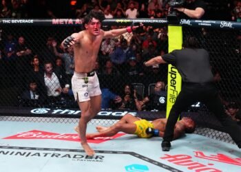 Безумный бой в UFC. Барселос выигрывал у Росаса, но отключился без ударов