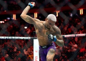 Что не так с Моралесом? Хочет пояс Махачева, но уже год сидит без дела